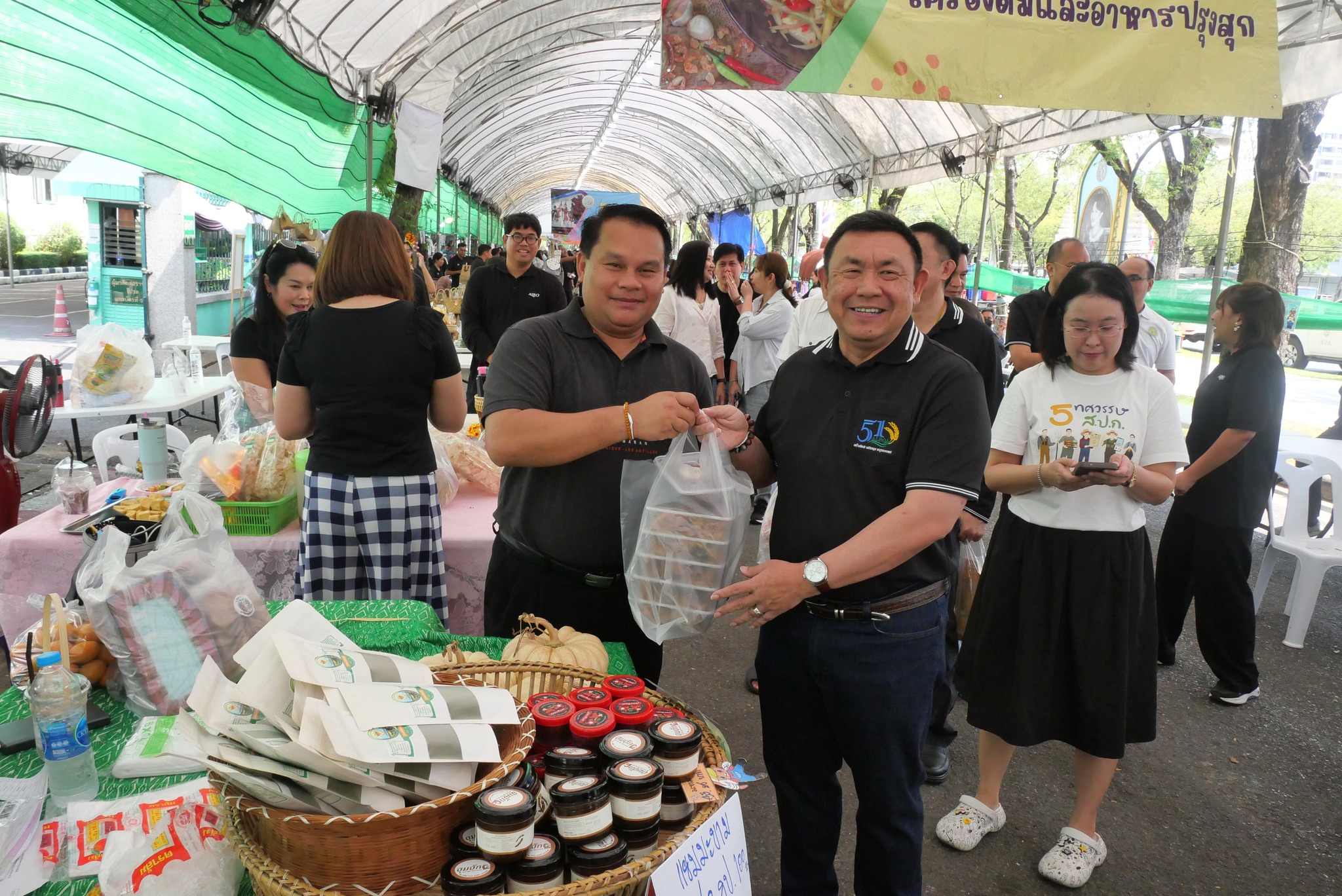 title - เลขาธิการ ส.ป.ก. เยี่ยมทักทายเกษตรกรและซื้อสินค้าในบรรยากาศวันสุดท้ายของการออกร้านขายสินค้า จากเขตปฏิรูปที่ดิน ส่งท้ายงานครบรอบ 51 ปี ส.ป.ก.